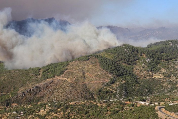 Mersin'in Aydıncık ilçesinde orman yangını sürüyor