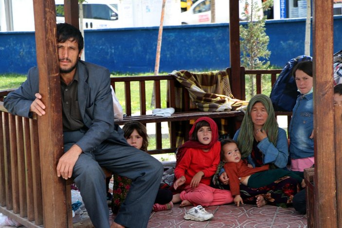 Afgan göçmenler parklarda yatıyor