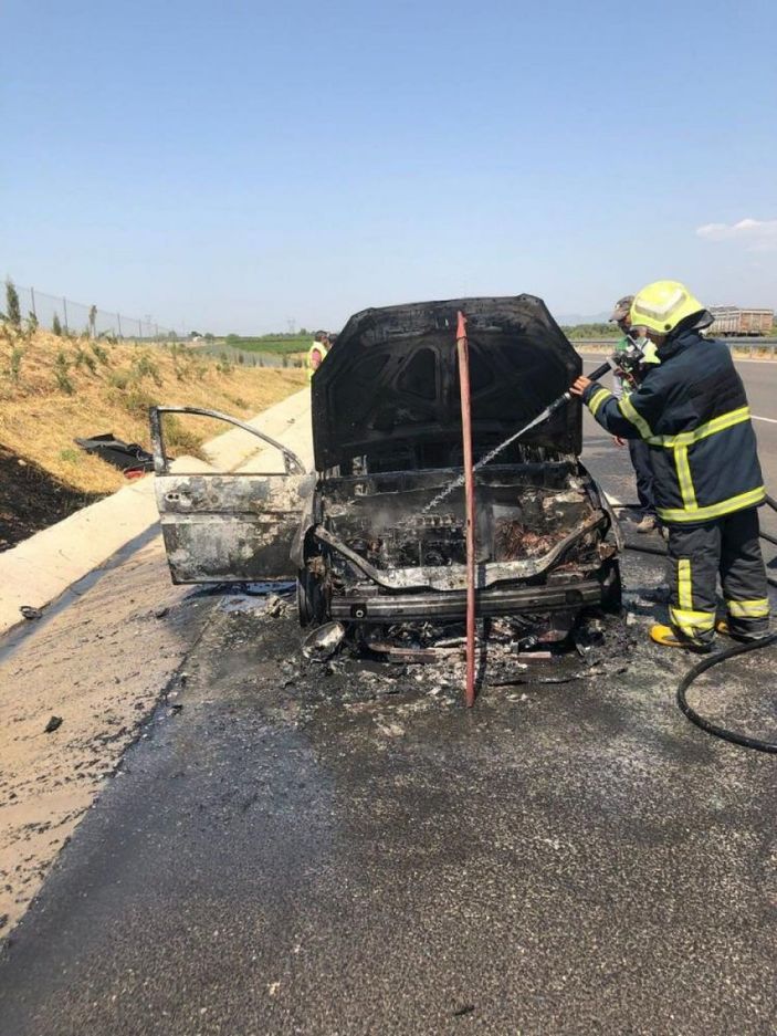 i Manisa'da seyir halindeki otomobil yandı