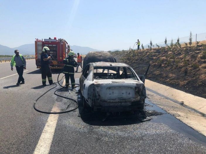 i Manisa'da seyir halindeki otomobil yandı