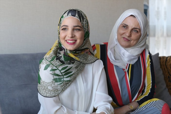 Suriyeli Yasmin Nayal, Türkiye'de üniversiteyi birincilikle bitirdi