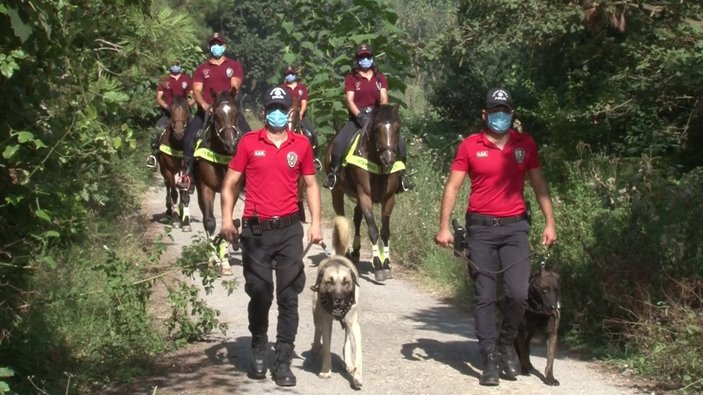 Çekmeköy'de atlı ekipler, yangına karşı orman denetimi yaptı