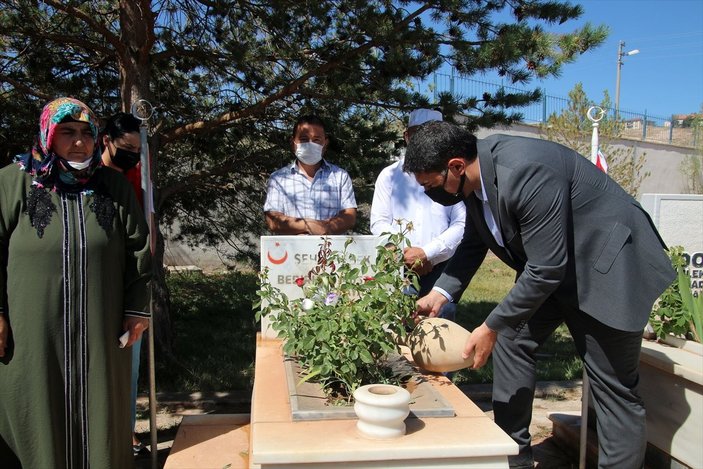 Sivas’ta şehit Bedirhan bebek ve annesi mezarları başında anıldı