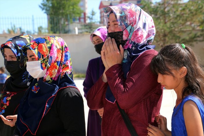 Sivas’ta şehit Bedirhan bebek ve annesi mezarları başında anıldı