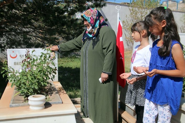 Sivas’ta şehit Bedirhan bebek ve annesi mezarları başında anıldı