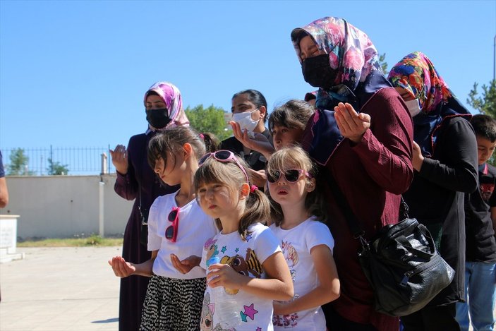 Sivas’ta şehit Bedirhan bebek ve annesi mezarları başında anıldı