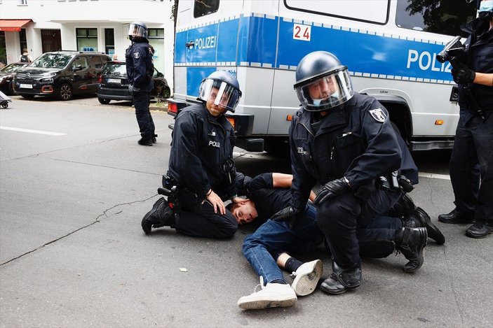 Almanya'da kısıtlama karşıtlarından protesto