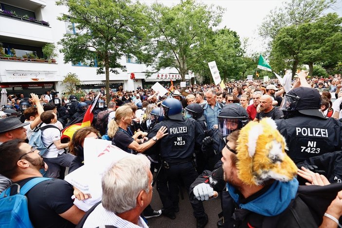 Almanya'da kısıtlama karşıtlarından protesto