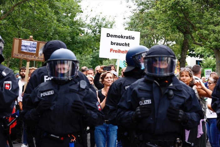 Almanya'da kısıtlama karşıtlarından protesto