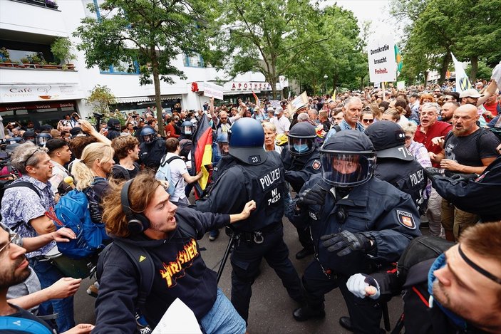 Almanya'da kısıtlama karşıtlarından protesto
