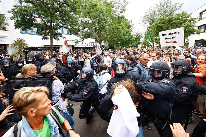 Almanya'da kısıtlama karşıtlarından protesto
