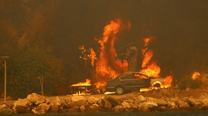 Bodrum Çökertme Koyu'nda yangın şiddetini artırarak devam ediyor