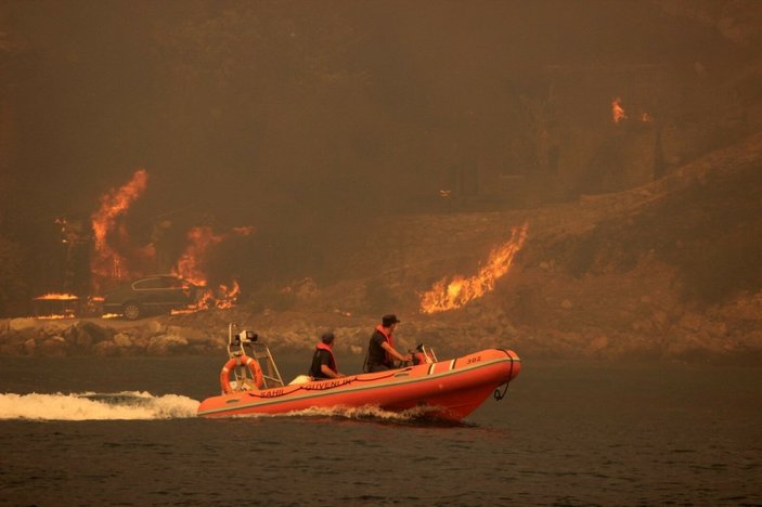 Bodrum Çökertme Koyu'nda yangın şiddetini artırarak devam ediyor