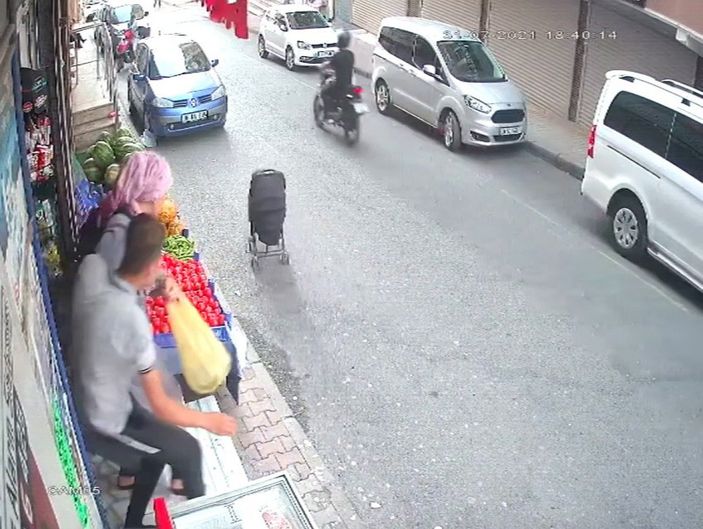 i Küçükçekmece’de bebek arabası yokuş aşağı kaydı