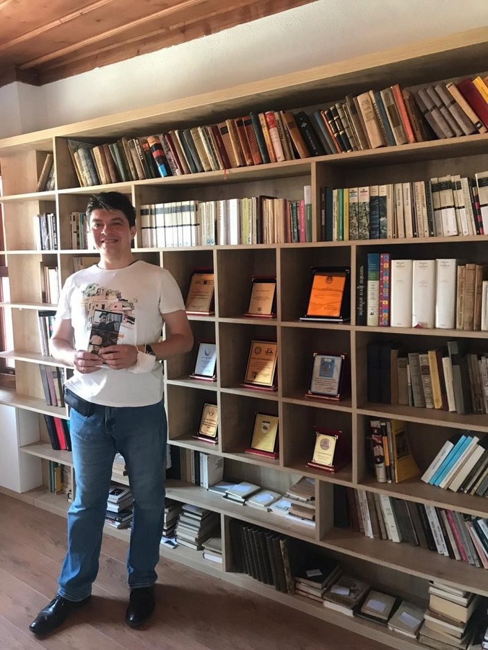 Rus müsteşar  Aleksandr Sotniçenko, Ataol Behramoğlu kitaplığına hayran kaldı