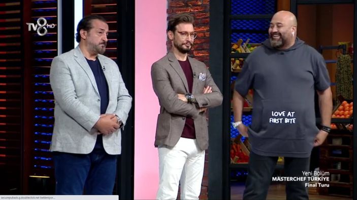 'Love at first bite' ne demek? Somer Şef'in tişörtü merak konusu oldu