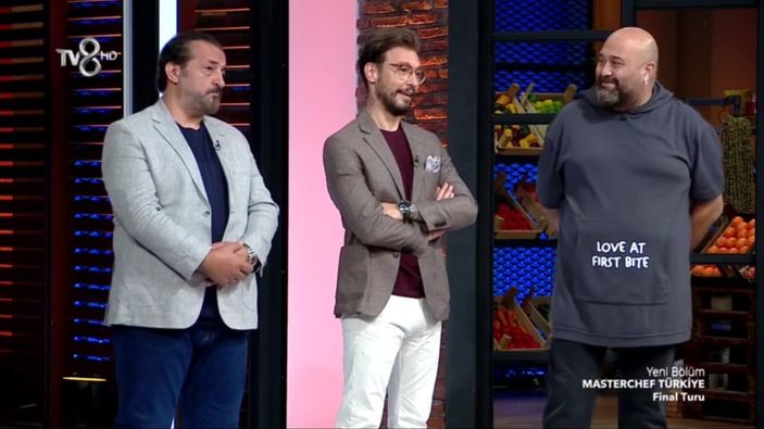 'Love at first bite' ne demek? Somer Şef'in tişörtü merak konusu oldu