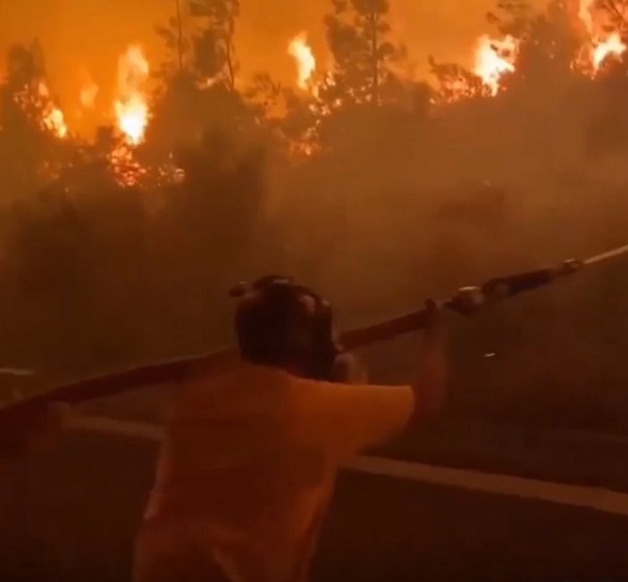 Mersin'de orman işçileri, yangına müdahale ederken alevlerin ortasında kaldı