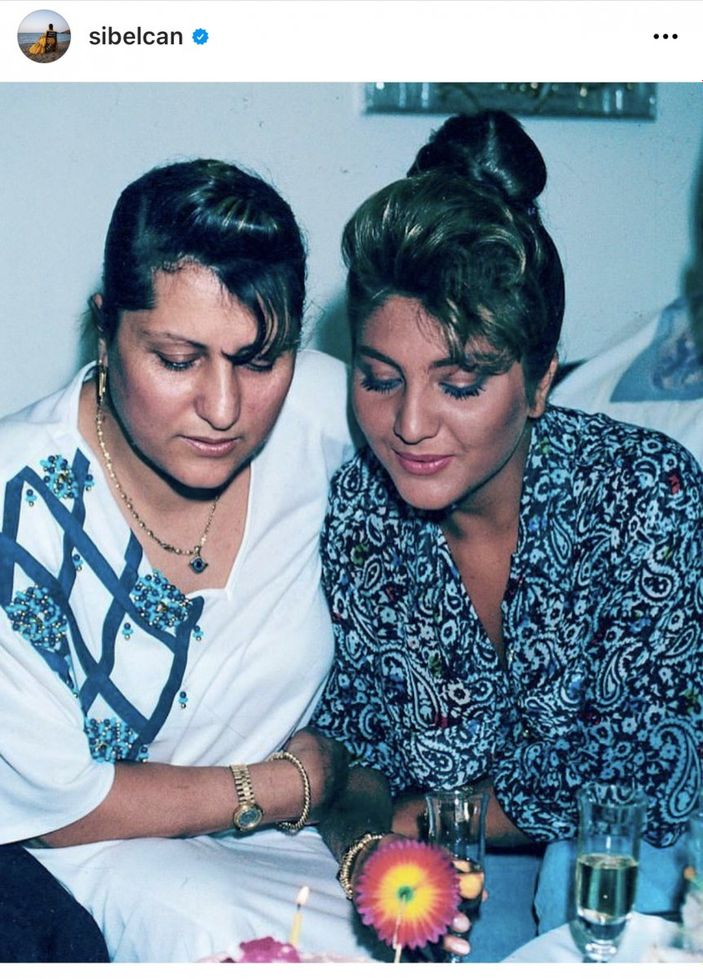 Sibel Can'dan doğum günü TBT'si: Annesiyle benzerliği hayrete düşürdü!