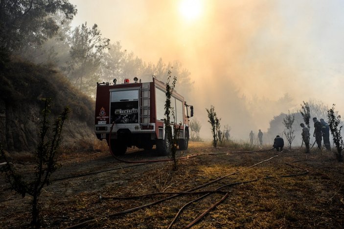 Rodos Adası'ndaki insanlar orman yangını nedeniyle elektriksiz ve susuzluk yaşıyor