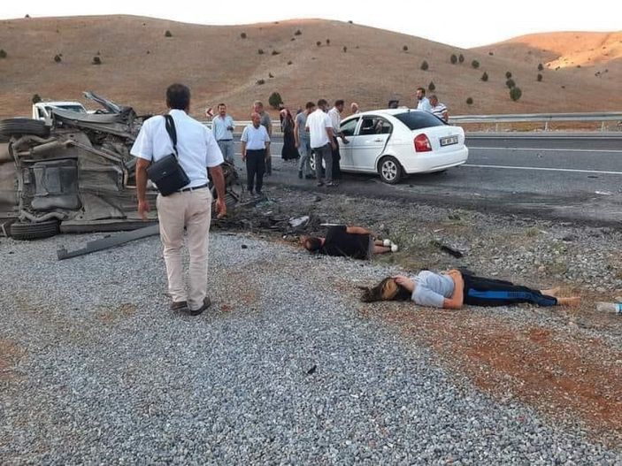 Adıyaman'da iki otomobil çarpıştı: 3 ölü, 4 yaralı