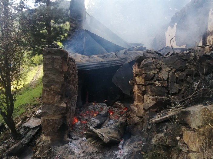 Artvin'in Yusufeli ilçesi Yüncüler köyünde yangın
