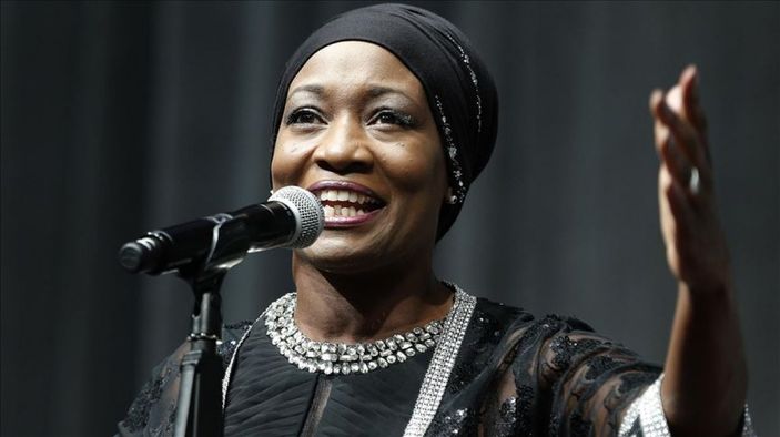 ABD'li şarkıcı Della Miles kimdir? 'Help Turkey' etiketine isyan etti!