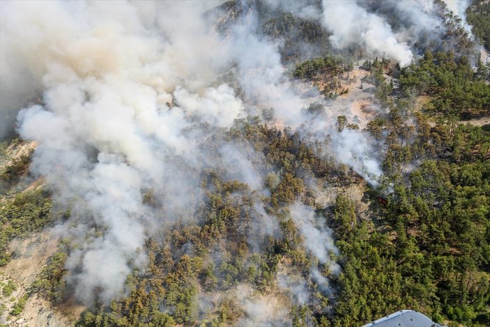 Muğla'daki yangına müdahale, helikopterin içinden görüntülendi