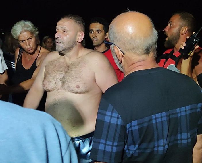 d Sakarya'da akıntıya kapılan adam son anda kurtarıldı