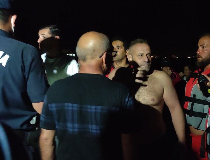 d Sakarya'da akıntıya kapılan adam son anda kurtarıldı