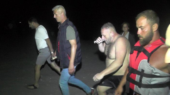 d Sakarya'da akıntıya kapılan adam son anda kurtarıldı