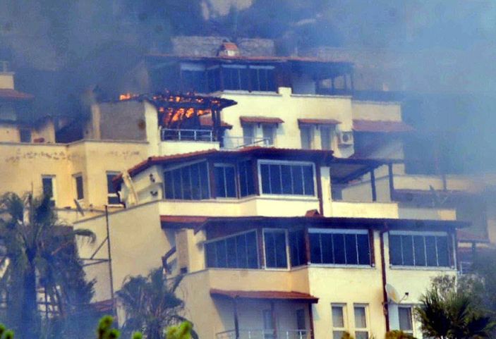 Muğla'da yangın yazlık villalara sıçradı