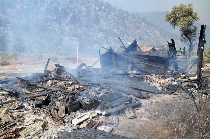 Muğla'da yangın yazlık villalara sıçradı