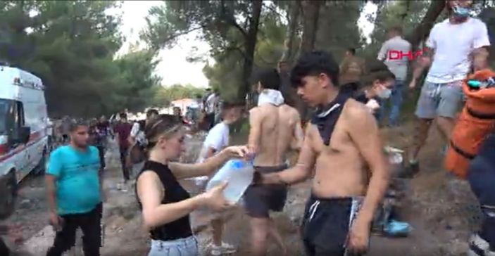 İzmir'de söndürme çalışmalarında halk ekiplere destek oldu