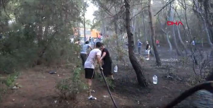 İzmir'de söndürme çalışmalarında halk ekiplere destek oldu