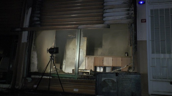 Kadıköy'de depo yandı