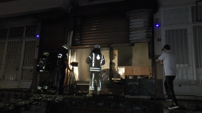 Kadıköy'de depo yandı