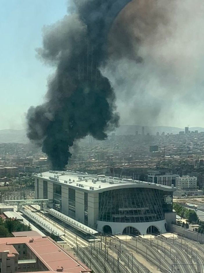 Ankara'daki tren garının yanındaki inşaatta yangın çıktı