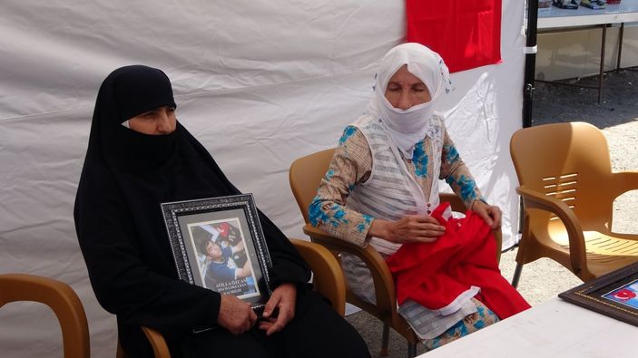 Muş'ta 3 kişinin teslim olmasını HDP binası önünde halay çekerek kutladı