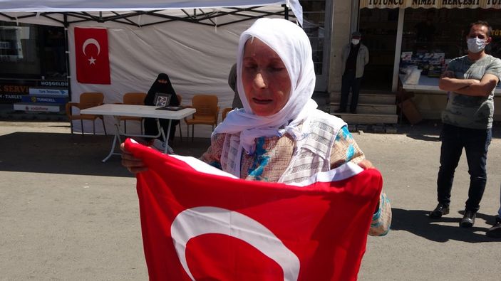 Muş'ta 3 kişinin teslim olmasını HDP binası önünde halay çekerek kutladı