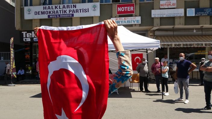 Muş'ta 3 kişinin teslim olmasını HDP binası önünde halay çekerek kutladı