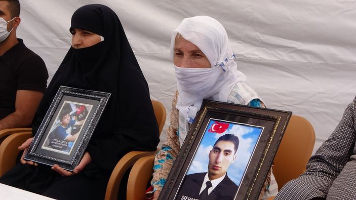 Muş'ta 3 kişinin teslim olmasını HDP binası önünde halay çekerek kutladı