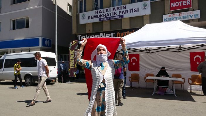 Muş'ta 3 kişinin teslim olmasını HDP binası önünde halay çekerek kutladı