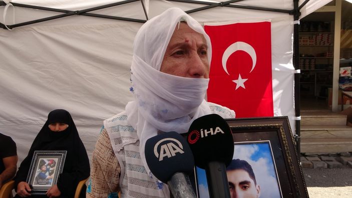 Muş'ta 3 kişinin teslim olmasını HDP binası önünde halay çekerek kutladı