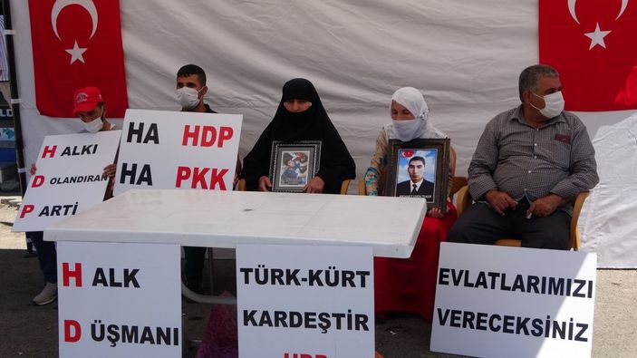 Muş'ta 3 kişinin teslim olmasını HDP binası önünde halay çekerek kutladı