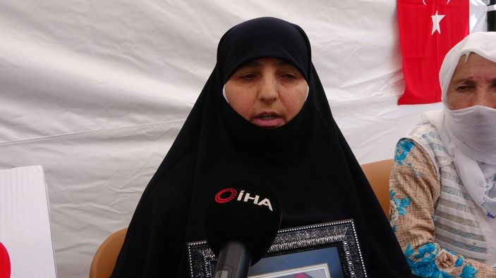 Muş'ta 3 kişinin teslim olmasını HDP binası önünde halay çekerek kutladı