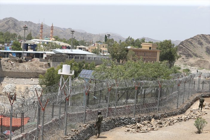 Pakistan, Afganistan sınırına mültecileri engellemek için tel örgü çekiyor