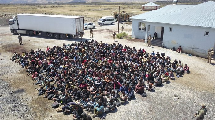 Van’da tırın dorsesinde 300 kaçak göçmen yakalandı