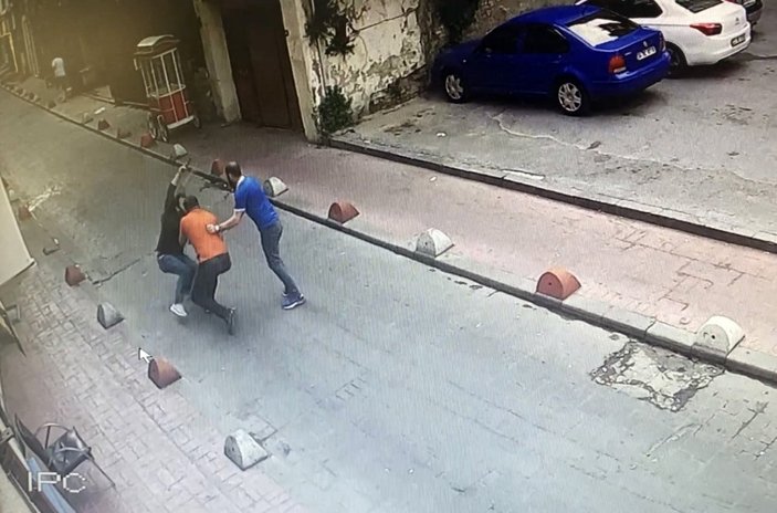 Beyoğlu'nda iki kişiye kurşun yağdırdı