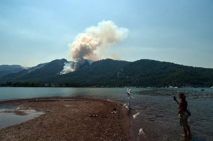 Marmaris yangını, dünyaca ünlü Kızkumu Plajı'ndan görüntülendi